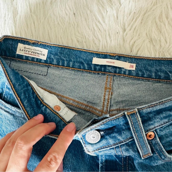 Levi's WEDGIE Premium Straight Leg High Rise Jeans - Size 26 - Picture 8 of 13
